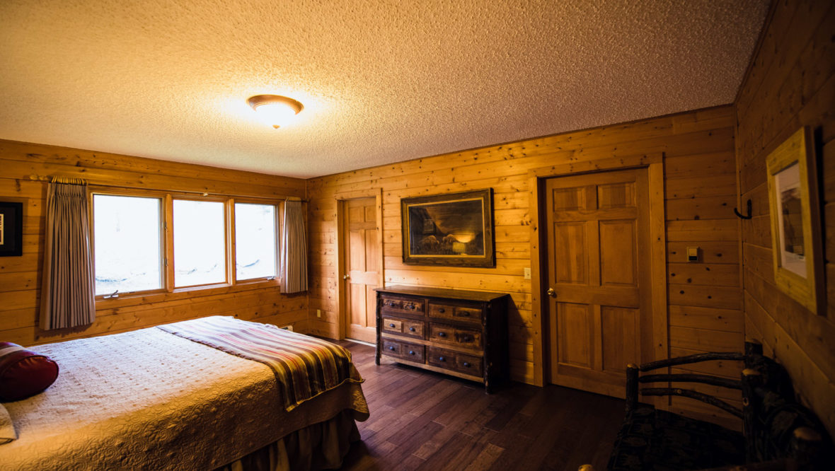 Chalet second large bedroom with king size bed.