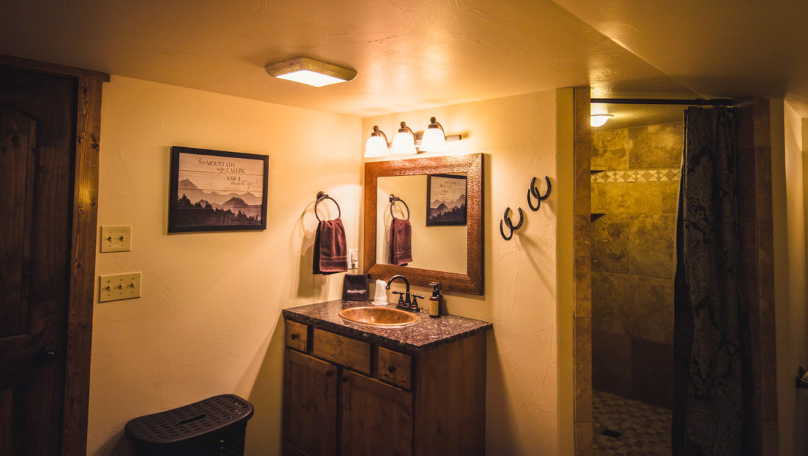 Long's peak cabin bathroom and shower